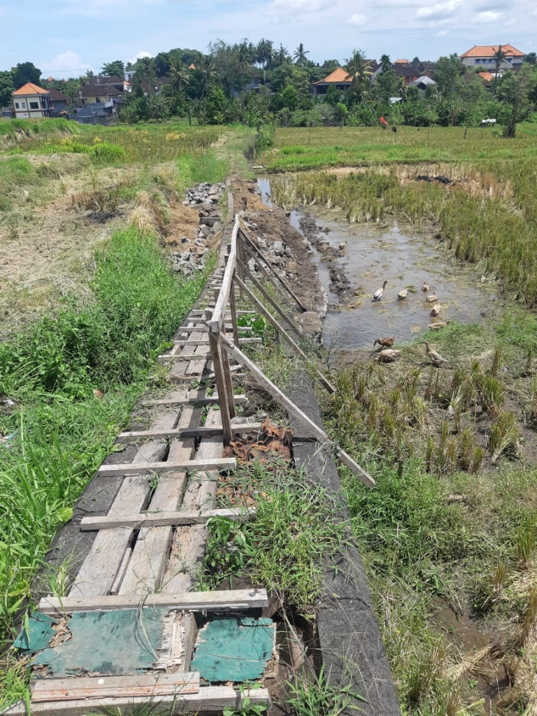Jalan Rusak di Banjar Sedahan, Desa Gulingan, Kecamatan Mengwi Tanggal 09 April 2023